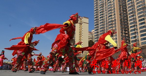 米脂:过街秧歌闹新春