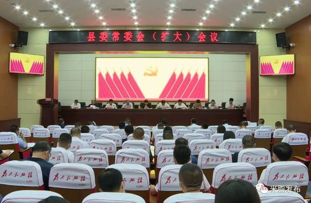 县委书记王曼华主持召开县委常委会（扩大）会议
